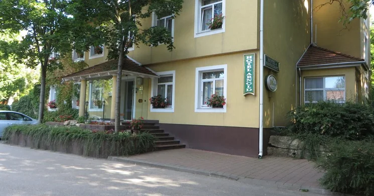 Arnold Hotel Tata