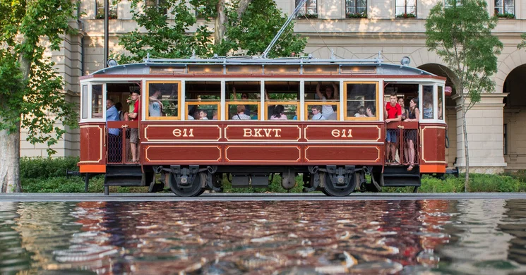 Nosztalgiavillamos Budapest 2026 - Időutazás acélvázas, bengáli, favázas villamosokkal a belvárosban