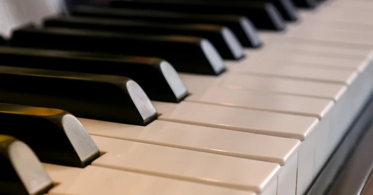 Péter Bence koncert 2026 - Online jegyvásárlás