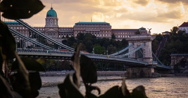 Duna Korzó, séta a budapesti Duna -parton, Budapest legszebb sétálóutcájában