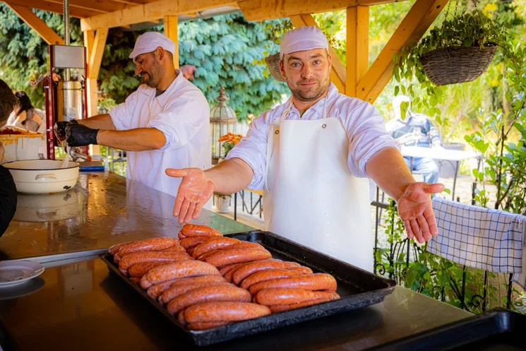 Látvány disznóvágás Versegen 2026 - Disznótoros program a Fenyőharaszt Kastélyszállóban