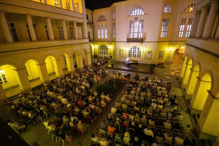 Holdfény Estek Budapest - Koncertek a Pesti Vármegyeháza díszudvarán, online jegyvásárlás