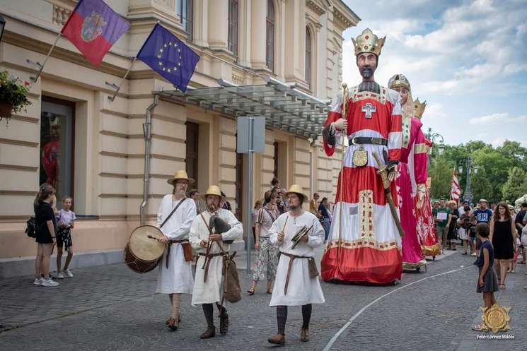 Királyok a Belvárosban Székesfehérvár - Óriásbábok és koncertek az Országzászló téren