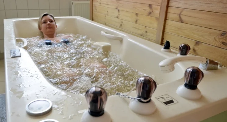 Reumás ízületi gyulladás kezelése fürdőkúrával Gyulán, szállással a Wellness Hotel Gyulában 2026