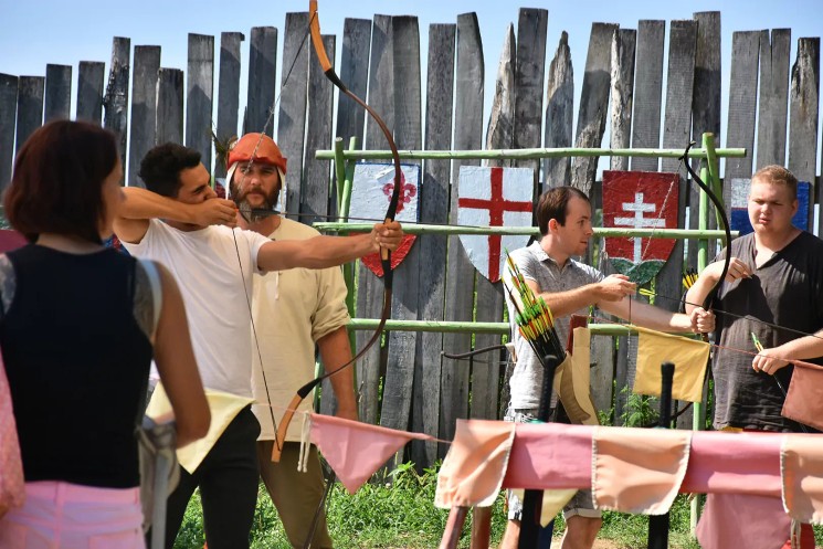 Fegyverek a középkorban, rendkívüli történelemóra és harcászat diákoknak