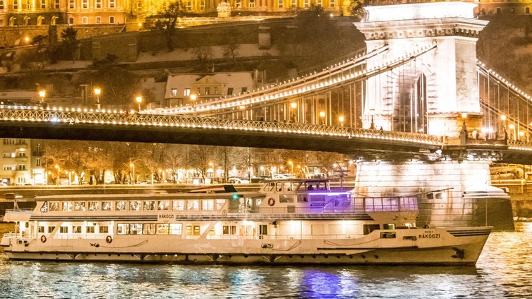 Esti városnéző sétahajózás Budapest 2026 - Városnéző hajók indulnak a Batthyány térről