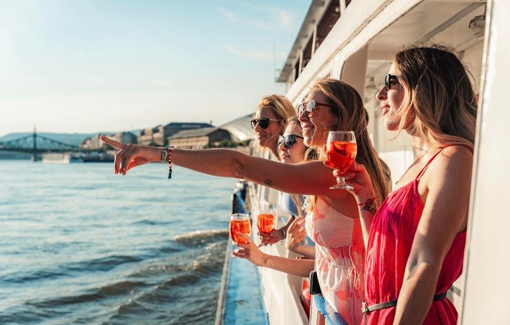 Szülinapi helyszín bérlés Budapest 2026, privát buli egy rendezvényhajón, dunai panorámával 