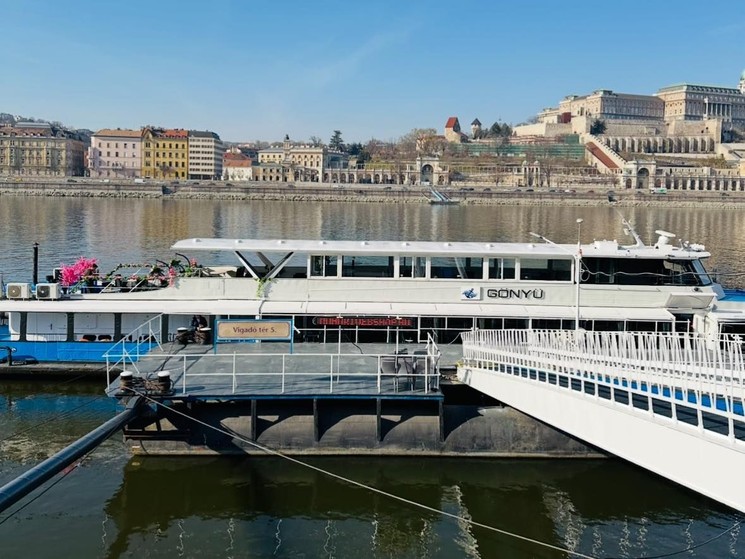 Hajós búcsúztató a Dunán, rendezvényhajó bérlés gyászszertartásokhoz 