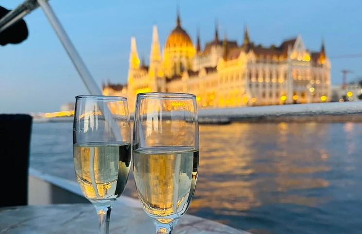 Vacsora hajó Budapest 2026 - Romantikus élményhajózás hagyományos magyar fogásokkal 