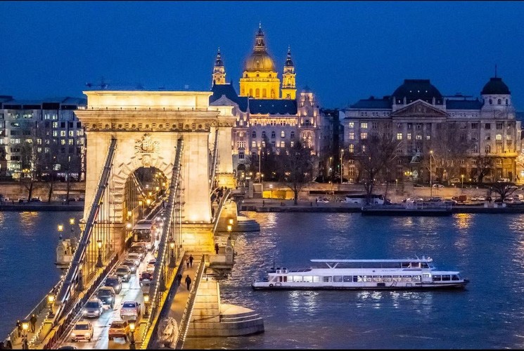 Hajós programok Budapest 2026 - Sétahajók, hop-on városnéző hajók, programhajók