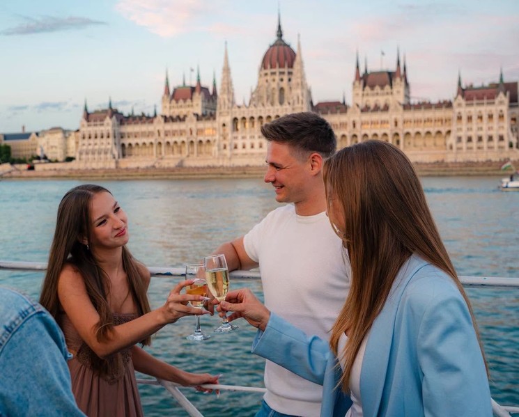 Hajós programok Budapest 2026 - Sétahajók, hop-on városnéző hajók, programhajók 