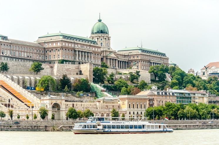 Budapesti hajós városnézés 2026 - Nappali hop-on hop-off élményhajózás a Dunán a főbb látnivalók felfedezésével 