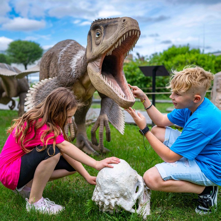 Gyereknapi hétvége Budapesten, az őslények szerelmesei egy valódi őskori világba csöppenhetnek a DinoParkban