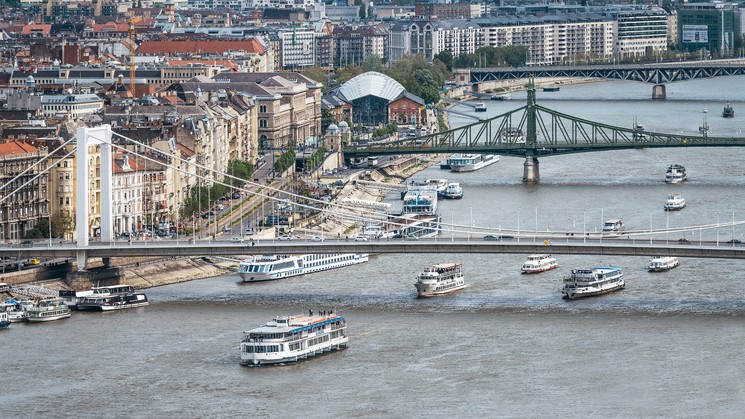 Hajós kirajzás Budapest 2026 - Látványos évadnyitó hajós felvonulás a belvárosi Duna szakaszán