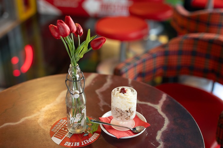 Házi gesztenyepüré tejszínhabbal, elvtársnő menü hétfőnként egy üveg bambival Retró Bisztrónkban