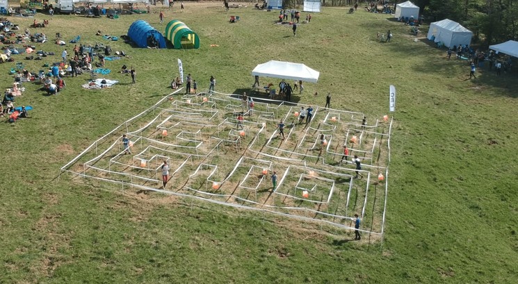 Labirintus csapatépítő játék, céges sportnap sok mozgással és nevetéssel