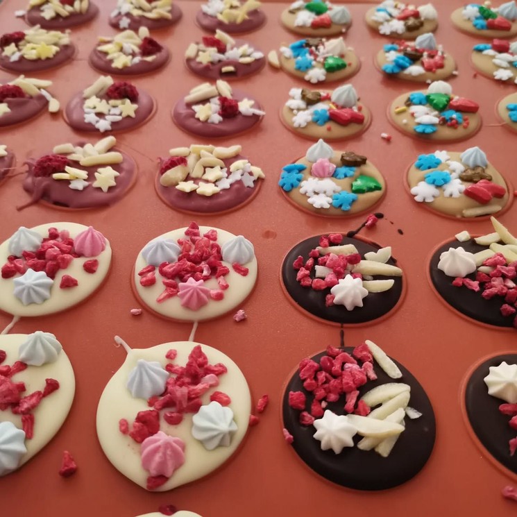 Csoki készítés csapatépítő Budapesten, kreatív program édesség kedvelő kollégáknak