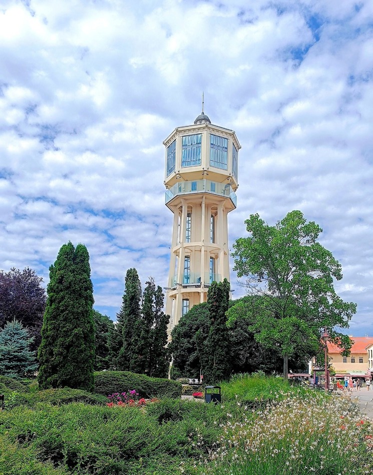 Siófoki Víztorony látogatás, tekintse meg kiállításainkat és csodálja meg a lélegzetelállító balatoni panorámát!