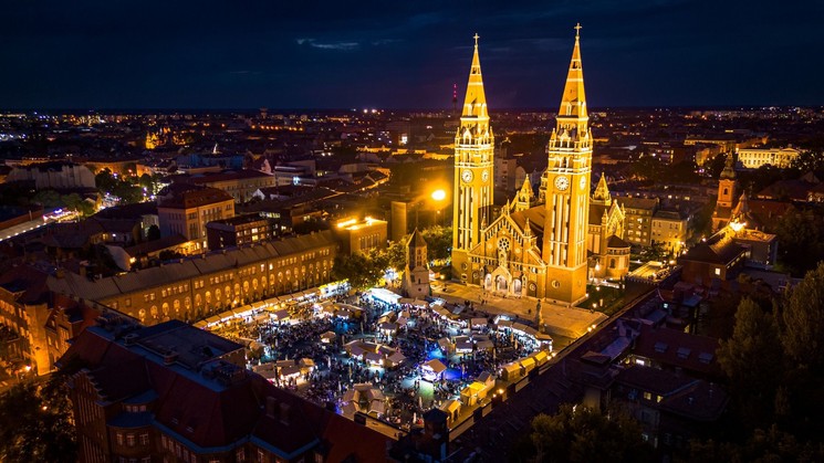 Bor tér Szeged. Őszi bormustra a Dóm téren