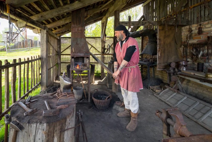 A kovács mesterség fortélyai, megelevenedik a középkori kézműves múlt a Kovácsműhelyben