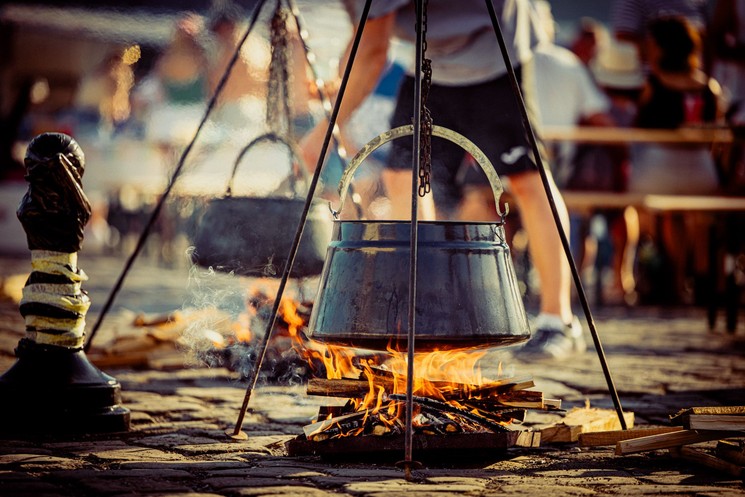 Bajai Halászléfőző Népünnepély 2026 - Dél-Magyarország legnagyobb gasztro és zenei fesztiválja