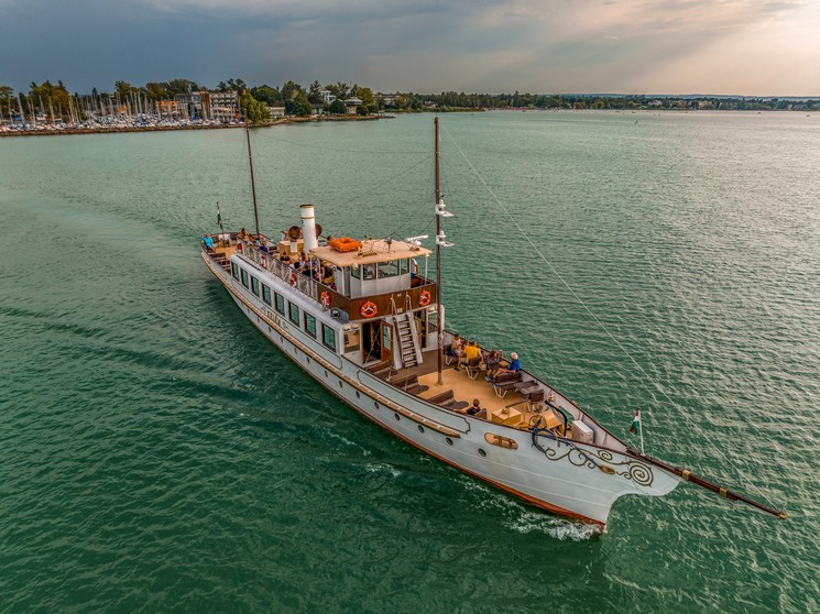 Menetrend szerinti hajójáratok a Balatonon 2026