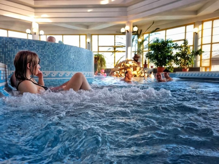 Kiskunmajsa fürdő programok 2026 - éjszakai fürdőzés és tematikus wellness élmények