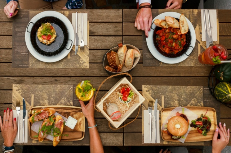 Reggeli Tatán, svédasztalos tóparti reggeli minden nap 