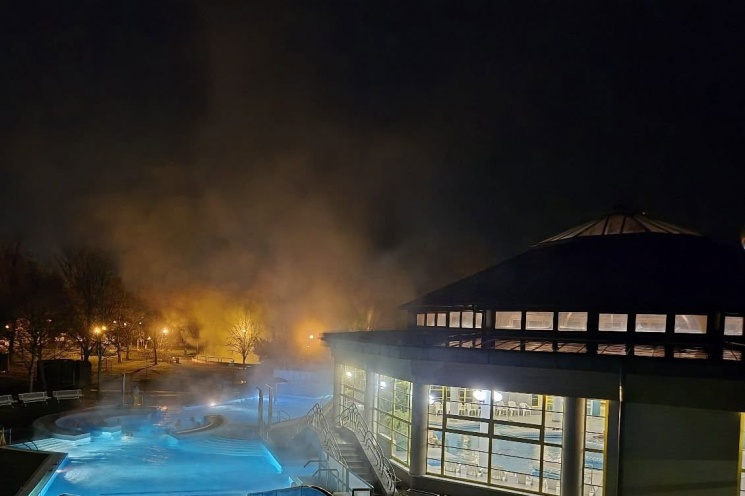 Pénteki éjszakai fürdőzés Kiskunmajsa 2026 - esti kikapcslódás Jonathermál Gyógy- és Élményfürdőben