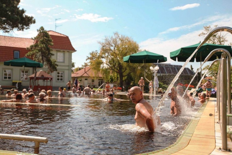 Gyógyvíz porckopásra, fürdőkúra a Gyopárosfürdői Gyógyfürdőben