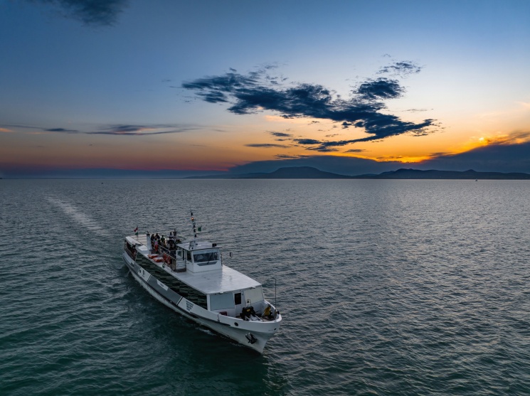 Balatonfüredi naplemente hajózás 2026