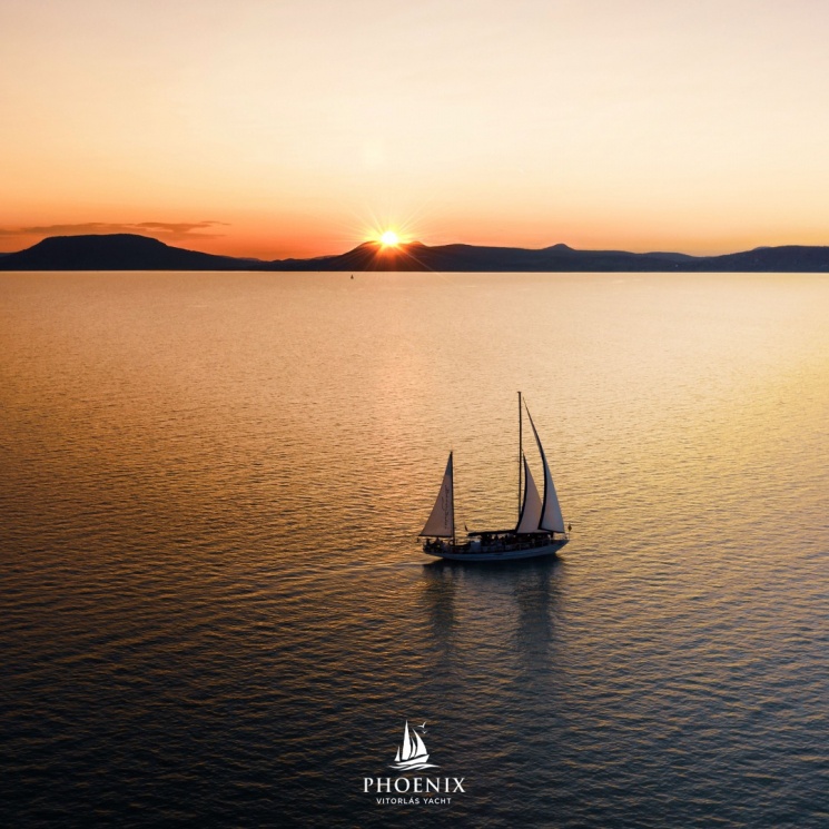 Naplemente vitorlázás a Balatonon 2026. Gyönyörködj a naplemente mesés színeiben a Balaton közepén!