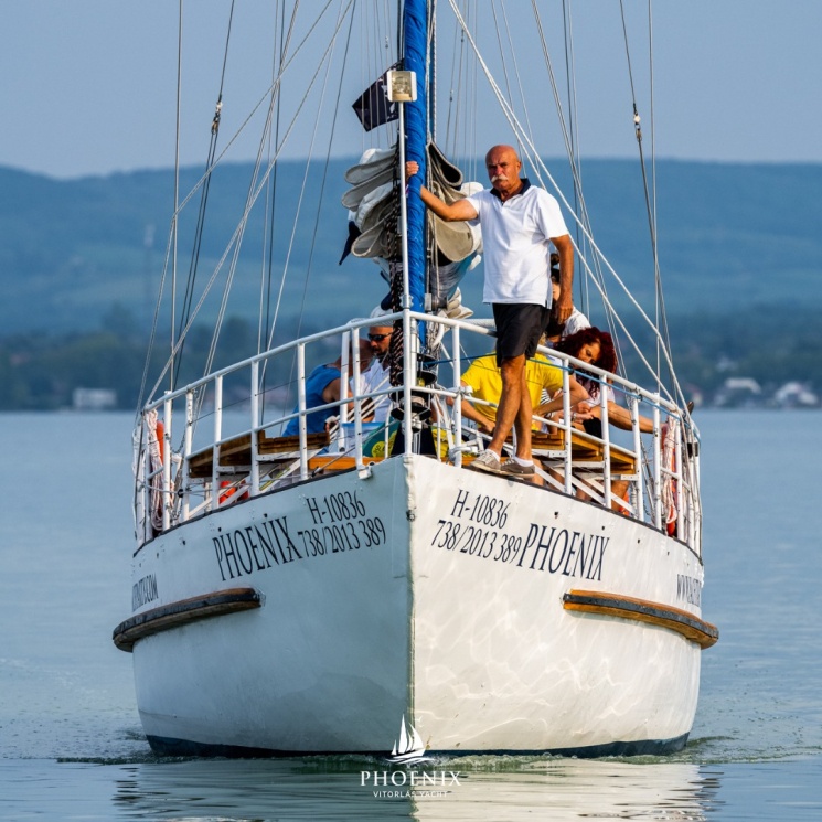 Vitorlás sétahajózás Balatonboglár 2026 -  Élményprogramok a Phoenix vitorlás fedélzetén
