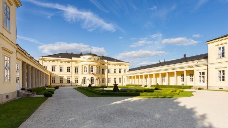 Kastélylátogatás a hét minden napján a Károlyi-kastélyban, vezetett séta garantált időpontokban