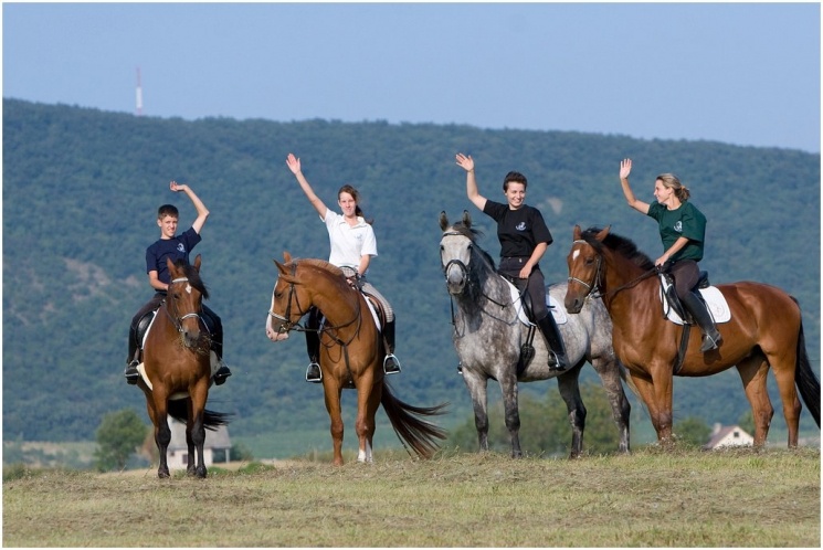 Családi lovas nyaralás wellness kikapcsolódással a Hétkúti Wellness Hotelben