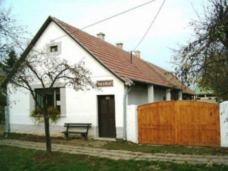 Csikváry Faluház Lovasberény