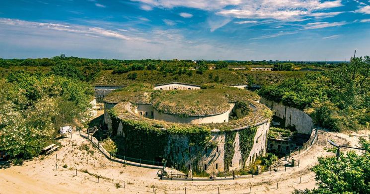 Mocsárjárás Komáromban, csapatépítő program a Monostori Erődben