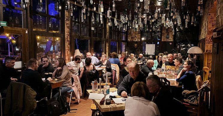 Lógó Üveg kult kocsma programok 2026