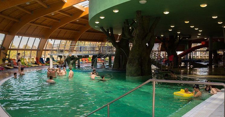 Zenés éjszakai fürdőzés Hajdúszoboszló 2026 - esti kikapcsolódás a Hungarospa élményfürdőben