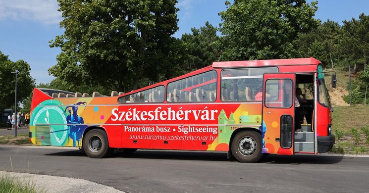 Élményutazás Székesfehérváron a legendás piros kabrió panorámabusszal