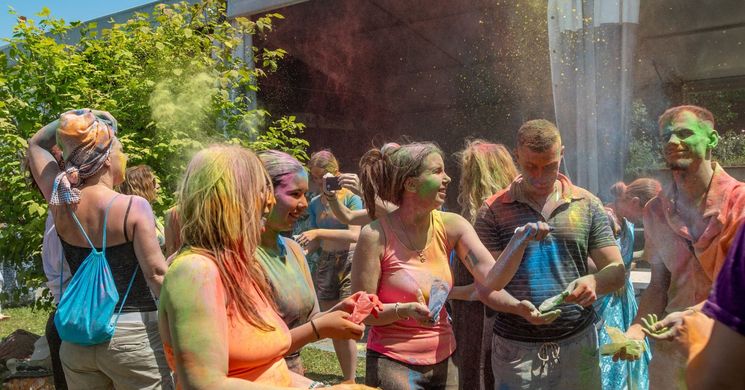 Holi  - A Színek Fesztiválja 2026. Fények, játékok a Krisna-völgyben