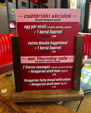 Retró virsli vagy retró zsíros kenyér hagymával és egy korsó sörrel, kiváló dolgozó menüvel várjuk csütörtökönként Retró Bisztrónkban