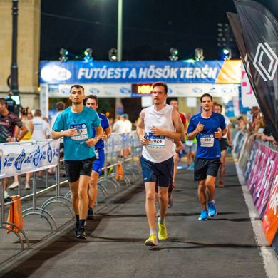 Budapest Futóest 2026. Kiprun Futóest, futás a fényben, élmény az éjben a Hősök terén