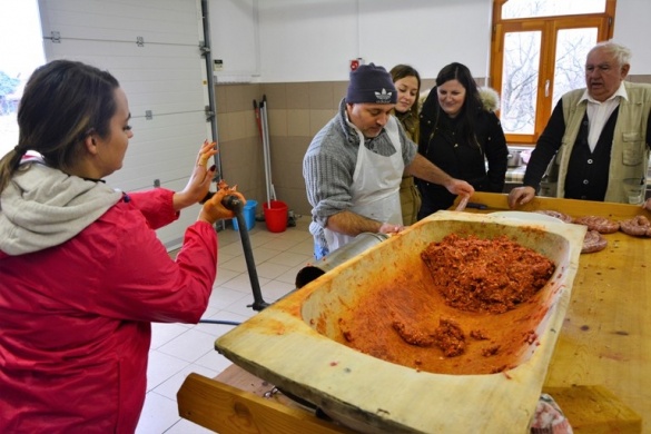 Hagyományos disznóvágás, disznótor Budapest közelében a Monori Pincefaluban