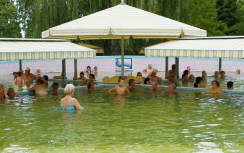 Gyógyvíz derékfájás gyógyítására, gyógykúra a Lenti Gyógyfürdőben