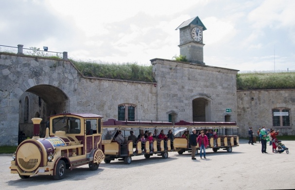 Kisvonatos városnézés Észak-és Dél-Komáromban felnőtt csoportoknak, látogatással a Monostori Erődben