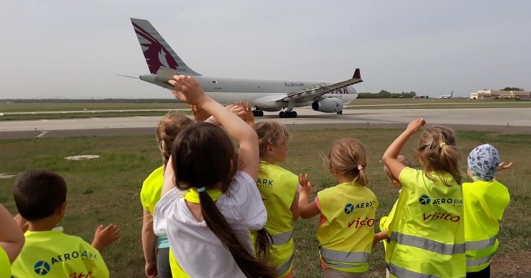 Gyerektúra Budapesten, biztonságos csoportos látogatás a Liszt Ferenc Repülőtér forgalmi előterén