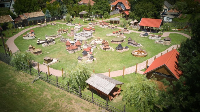 Dinnyési kirándulás, látogatás a dinnyési Várparkban és Skanzenben