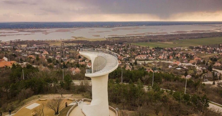Bence-hegyi kilátó, panoráma kirándulás a Velencei-tónál