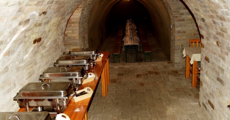 Csapatépítő tréning borkóstoló programmal és közös főzéssel Monoron